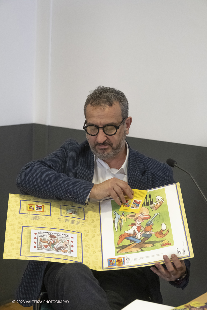 _DSF2322.jpg - 15/04/2023.Torino. Torino Comics celebra i 100 anni dalla nascita di Benito Jacovitti: 1923-2023 , uno degli autori italiani di fumetti piÃ¹ importanti del Novecento. Lâ€™autore Alessandro Santi, Dino Aloi  Marco Di Nicola e salvagno Luca hanno presentato il nuovo libro Tutti i Pinocchi di Jacovitti (Luglio ed.) allo stand di Poste Italiane Ã¨ stata  allestita una mostra dedicata a Jacovitti ed erano disponibili prodotti dedicati allâ€™artista, tra cui una litografia che ritrae il personaggio di Coccobill, un folder e un cofanetto con sei cartoline. Nella foto Marco Di Nicola