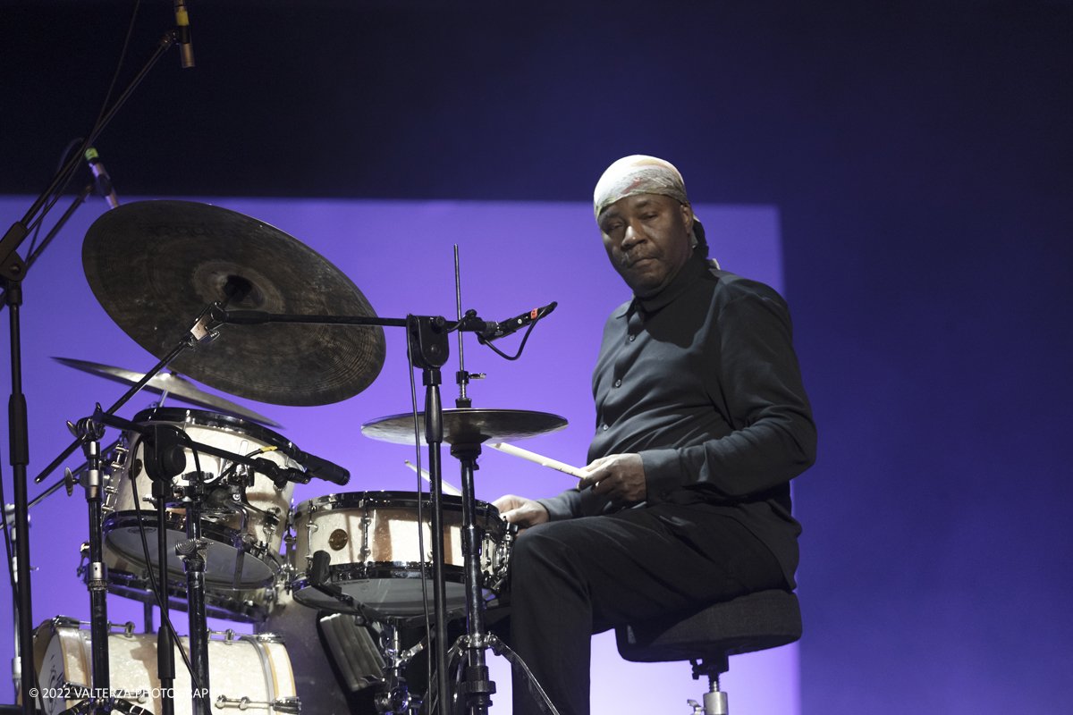 _G3I9543.jpg - 16/06/2020.Torino.  Something more concerto. Buster Williams Ã¨ uno dei grandi maestri del contrabbasso contemporaneo e compare in dischi storici di grandi interpreti del jazz. Si Ã¨ esibito  al TJF anche nelle vesti di compositore alla guida di un quartetto dove era presente una  star della batteria come Lenny White. Nella foto Lenny White batteria