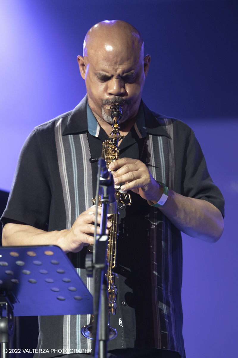 _G3I9606.jpg - 16/06/2020.Torino.  Something more concerto. Buster Williams Ã¨ uno dei grandi maestri del contrabbasso contemporaneo e compare in dischi storici di grandi interpreti del jazz. Si Ã¨ esibito  al TJF anche nelle vesti di compositore alla guida di un quartetto dove era presente una  star della batteria come Lenny White. Nella foto Steve Wilson , sassofono alto e tenore