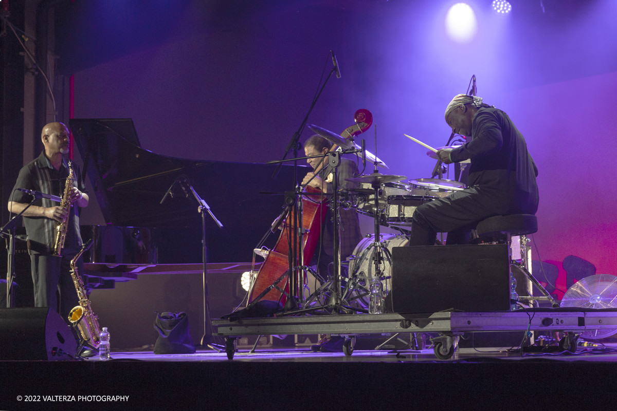 _X9B0167.jpg - 16/06/2020.Torino.  Something more concerto. Buster Williams Ã¨ uno dei grandi maestri del contrabbasso contemporaneo e compare in dischi storici di grandi interpreti del jazz. Si Ã¨ esibito  al TJF anche nelle vesti di compositore alla guida di un quartetto dove era presente una  star della batteria come Lenny White. Nella foto Buster Williams ,contrabbassoSteve Wilson, sassofono alto e tenore Lenny White ,batteria