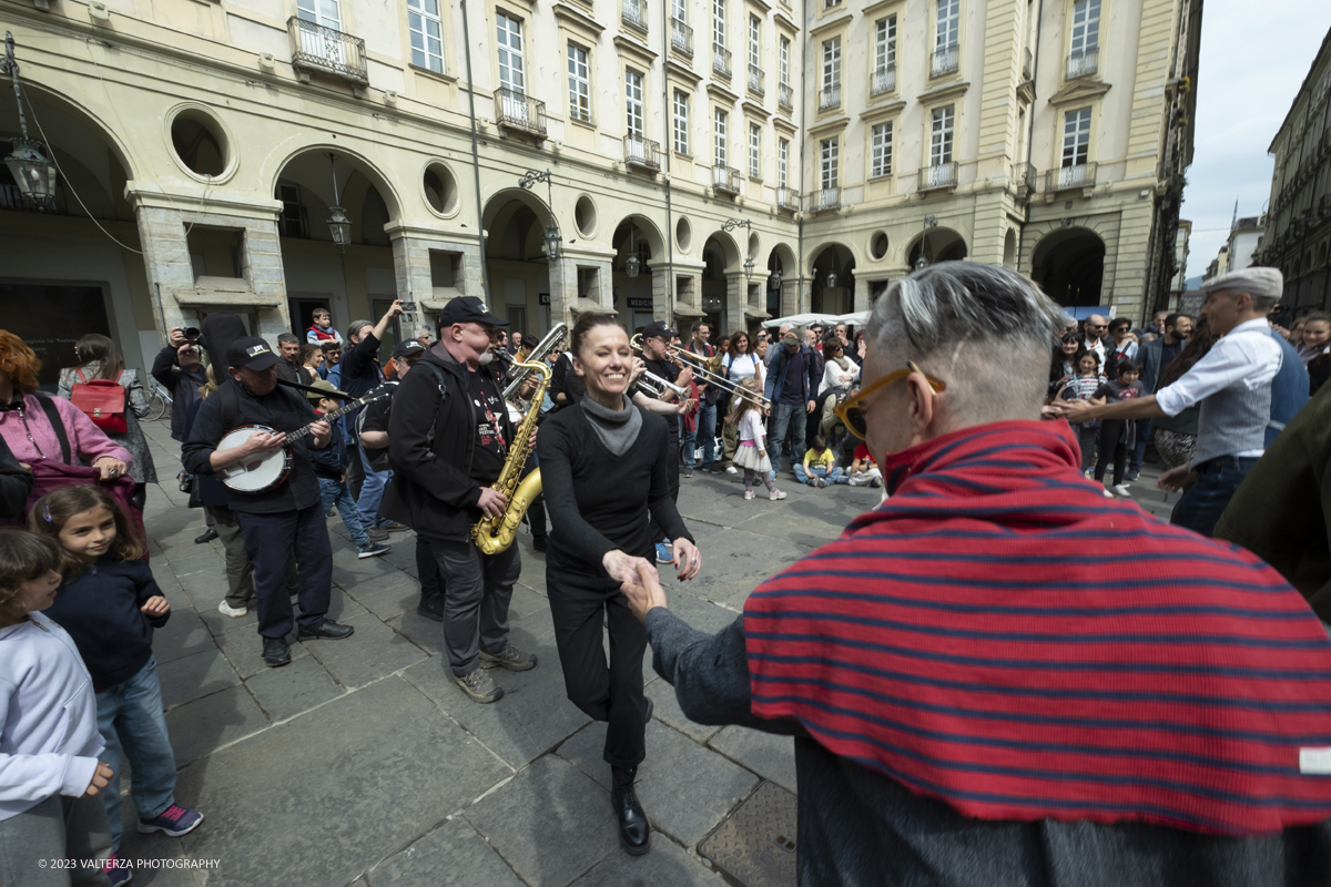 _DSF1068.jpg - 22/04/2023. Torino. La JST Jazz Parade, accompagnata dallâ€™animazione Lindy Hop a cura de â€˜La Bicicletaâ€™ ASD si Ã¨ esibita in apertura del festival nei quartieri e nel centro cittadino ed ha fatto rivivere la tradizione delle band itineranti che ha nella marching band di New Orleans le proprie origini.