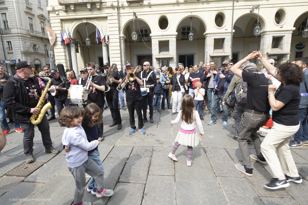 _DSF1096.jpg - 22/04/2023. Torino. La JST Jazz Parade, accompagnata dallâ€™animazione Lindy Hop a cura de â€˜La Bicicletaâ€™ ASD si Ã¨ esibita in apertura del festival nei quartieri e nel centro cittadino ed ha fatto rivivere la tradizione delle band itineranti che ha nella marching band di New Orleans le proprie origini.