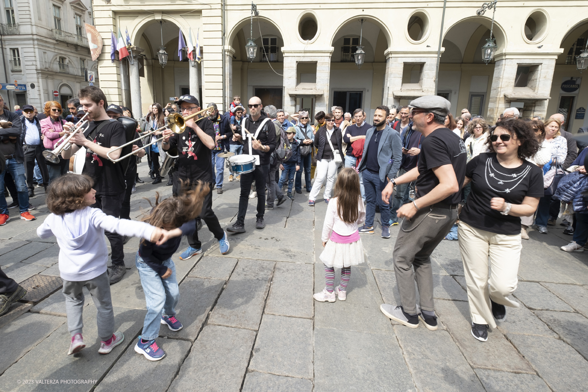 _DSF1101.jpg - 22/04/2023. Torino. La JST Jazz Parade, accompagnata dallâ€™animazione Lindy Hop a cura de â€˜La Bicicletaâ€™ ASD si Ã¨ esibita in apertura del festival nei quartieri e nel centro cittadino ed ha fatto rivivere la tradizione delle band itineranti che ha nella marching band di New Orleans le proprie origini.