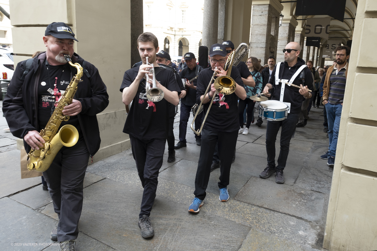 _DSF1129.jpg - 22/04/2023. Torino. La JST Jazz Parade, accompagnata dallâ€™animazione Lindy Hop a cura de â€˜La Bicicletaâ€™ ASD si Ã¨ esibita in apertura del festival nei quartieri e nel centro cittadino ed ha fatto rivivere la tradizione delle band itineranti che ha nella marching band di New Orleans le proprie origini.