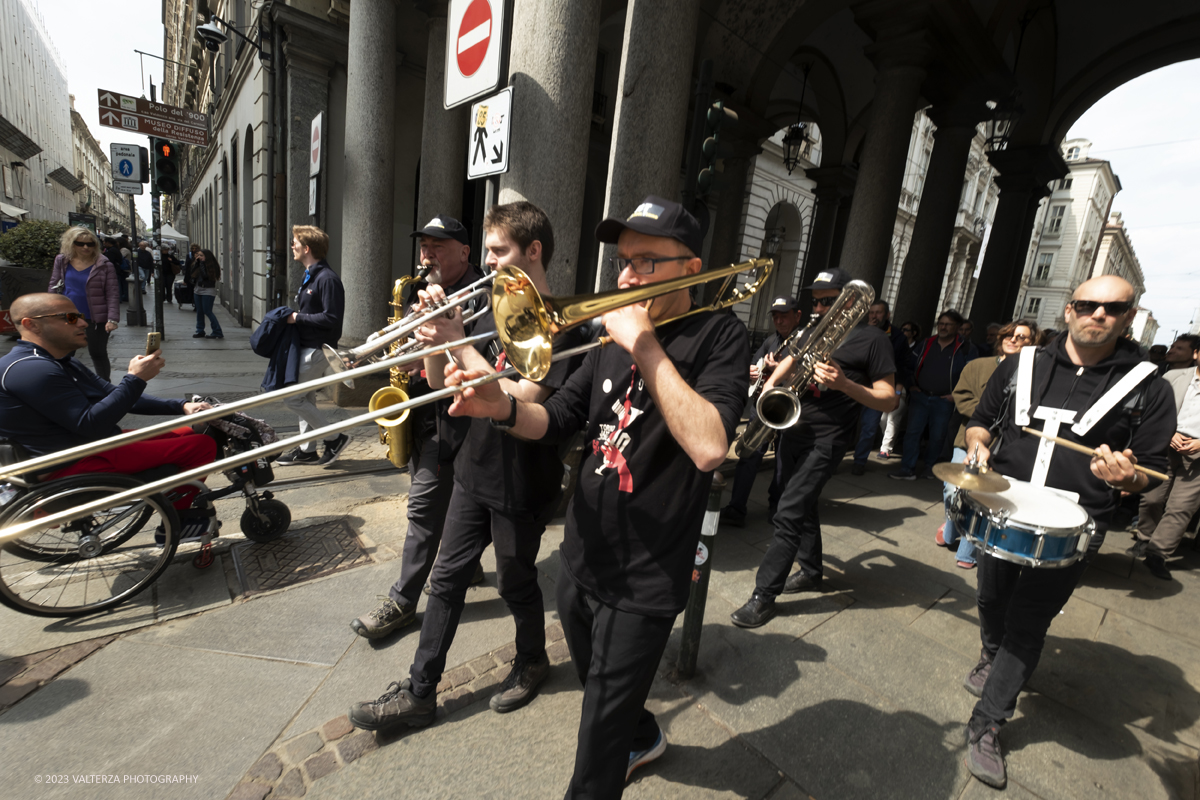 _DSF1137.jpg - 22/04/2023. Torino. La JST Jazz Parade, accompagnata dallâ€™animazione Lindy Hop a cura de â€˜La Bicicletaâ€™ ASD si Ã¨ esibita in apertura del festival nei quartieri e nel centro cittadino ed ha fatto rivivere la tradizione delle band itineranti che ha nella marching band di New Orleans le proprie origini.