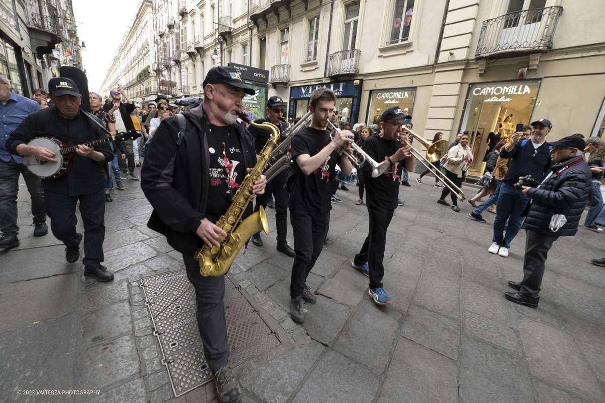 _DSF1171.jpg - 22/04/2023. Torino. La JST Jazz Parade, accompagnata dallâ€™animazione Lindy Hop a cura de â€˜La Bicicletaâ€™ ASD si Ã¨ esibita in apertura del festival nei quartieri e nel centro cittadino ed ha fatto rivivere la tradizione delle band itineranti che ha nella marching band di New Orleans le proprie origini.