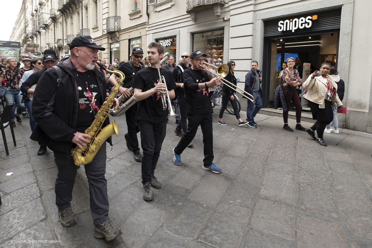 _DSF1174.jpg - 22/04/2023. Torino. La JST Jazz Parade, accompagnata dallâ€™animazione Lindy Hop a cura de â€˜La Bicicletaâ€™ ASD si Ã¨ esibita in apertura del festival nei quartieri e nel centro cittadino ed ha fatto rivivere la tradizione delle band itineranti che ha nella marching band di New Orleans le proprie origini.