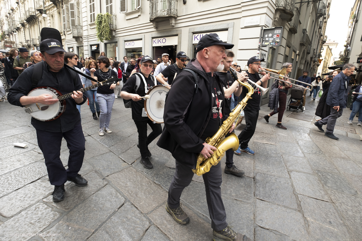 _DSF1183.jpg - 22/04/2023. Torino. La JST Jazz Parade, accompagnata dallâ€™animazione Lindy Hop a cura de â€˜La Bicicletaâ€™ ASD si Ã¨ esibita in apertura del festival nei quartieri e nel centro cittadino ed ha fatto rivivere la tradizione delle band itineranti che ha nella marching band di New Orleans le proprie origini.