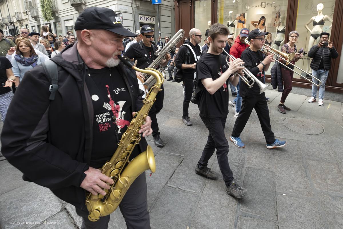 _DSF1189.jpg - 22/04/2023. Torino. La JST Jazz Parade, accompagnata dallâ€™animazione Lindy Hop a cura de â€˜La Bicicletaâ€™ ASD si Ã¨ esibita in apertura del festival nei quartieri e nel centro cittadino ed ha fatto rivivere la tradizione delle band itineranti che ha nella marching band di New Orleans le proprie origini.