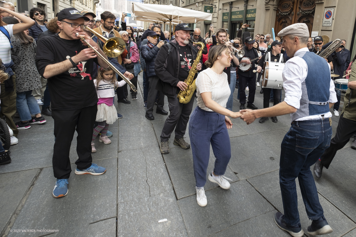 _DSF1275.jpg - 22/04/2023. Torino. La JST Jazz Parade, accompagnata dallâ€™animazione Lindy Hop a cura de â€˜La Bicicletaâ€™ ASD si Ã¨ esibita in apertura del festival nei quartieri e nel centro cittadino ed ha fatto rivivere la tradizione delle band itineranti che ha nella marching band di New Orleans le proprie origini.