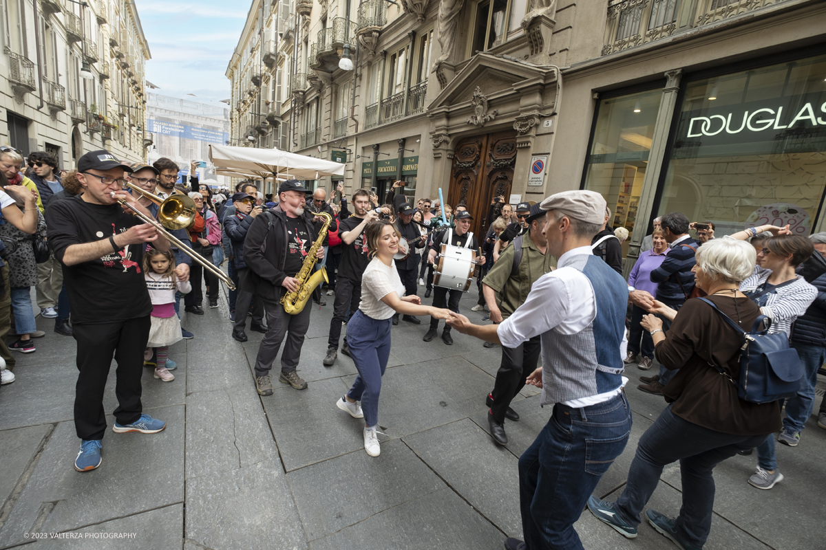 _DSF1277.jpg - 22/04/2023. Torino. La JST Jazz Parade, accompagnata dallâ€™animazione Lindy Hop a cura de â€˜La Bicicletaâ€™ ASD si Ã¨ esibita in apertura del festival nei quartieri e nel centro cittadino ed ha fatto rivivere la tradizione delle band itineranti che ha nella marching band di New Orleans le proprie origini.