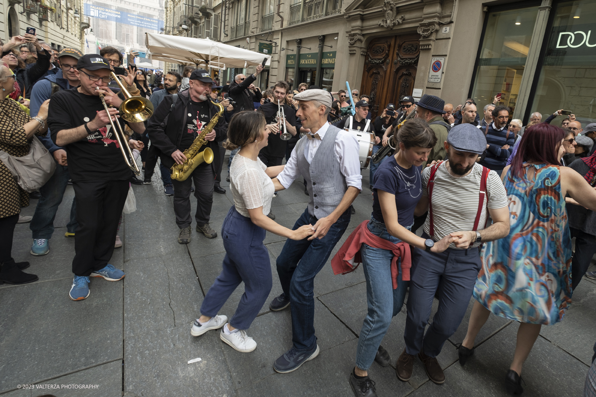 _DSF1296.jpg - 22/04/2023. Torino. La JST Jazz Parade, accompagnata dallâ€™animazione Lindy Hop a cura de â€˜La Bicicletaâ€™ ASD si Ã¨ esibita in apertura del festival nei quartieri e nel centro cittadino ed ha fatto rivivere la tradizione delle band itineranti che ha nella marching band di New Orleans le proprie origini.