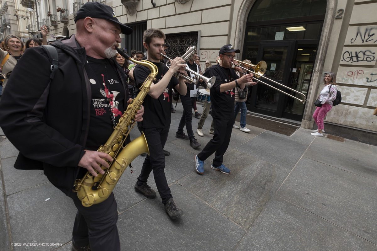 _DSF1503.jpg - 22/04/2023. Torino. La JST Jazz Parade, accompagnata dallâ€™animazione Lindy Hop a cura de â€˜La Bicicletaâ€™ ASD si Ã¨ esibita in apertura del festival nei quartieri e nel centro cittadino ed ha fatto rivivere la tradizione delle band itineranti che ha nella marching band di New Orleans le proprie origini.