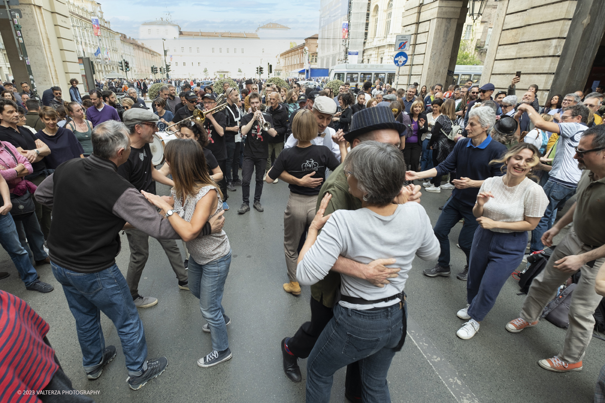 _DSF1584.jpg - La JST Jazz Parade, accompagnata dallâ€™animazione Lindy Hop a cura de â€˜La Bicicletaâ€™ ASD si Ã¨ esibita, in apertura del festival, nei quartieri e nel centro cittadino per far rivivere la tradizione delle band itineranti che ha nella marching band di New Orleans la sua declinazione piÃ¹ brillante e divertente. Al mattino la JST Jazz Parade ha suonato nei mercati, mentre al pomeriggio il percorso si Ã¨ snodatonelle vie del centro, partendo da piazza Palazzo di CittÃ  per arrivare in piazza San Carlo e terminare la marcia animando con il suo trascinante programma le Gallerie dâ€™Italia .