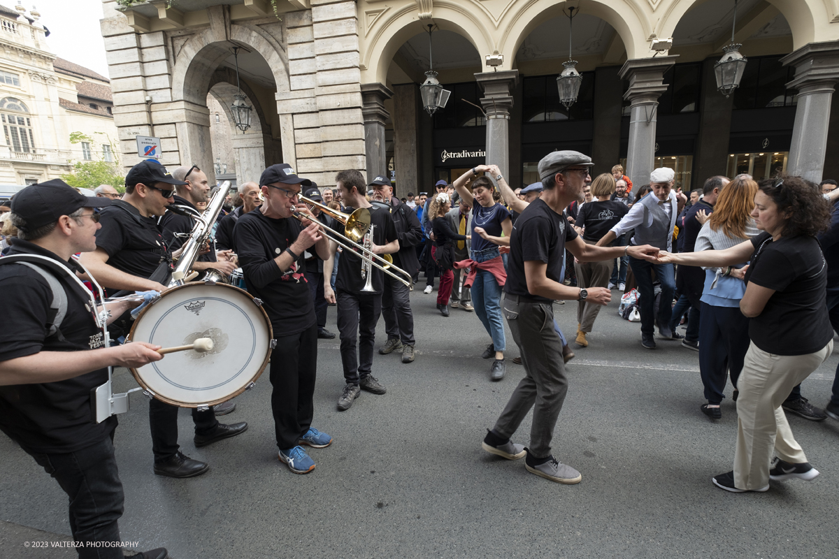 _DSF1596.jpg - 22/04/2023. Torino. La JST Jazz Parade, accompagnata dallâ€™animazione Lindy Hop a cura de â€˜La Bicicletaâ€™ ASD si Ã¨ esibita in apertura del festival nei quartieri e nel centro cittadino ed ha fatto rivivere la tradizione delle band itineranti che ha nella marching band di New Orleans le proprie origini.