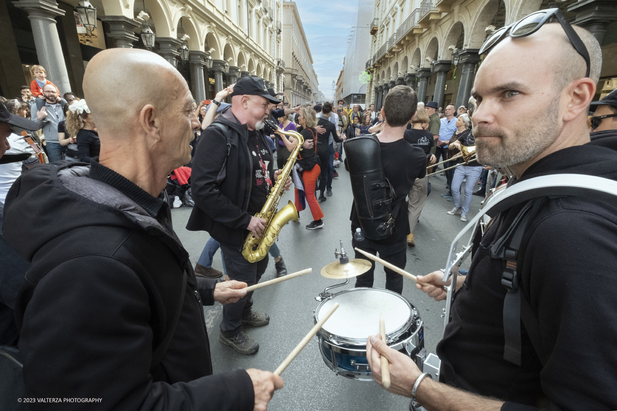 _DSF1690.jpg - 22/04/2023. Torino. La JST Jazz Parade, accompagnata dallâ€™animazione Lindy Hop a cura de â€˜La Bicicletaâ€™ ASD si Ã¨ esibita in apertura del festival nei quartieri e nel centro cittadino ed ha fatto rivivere la tradizione delle band itineranti che ha nella marching band di New Orleans le proprie origini.