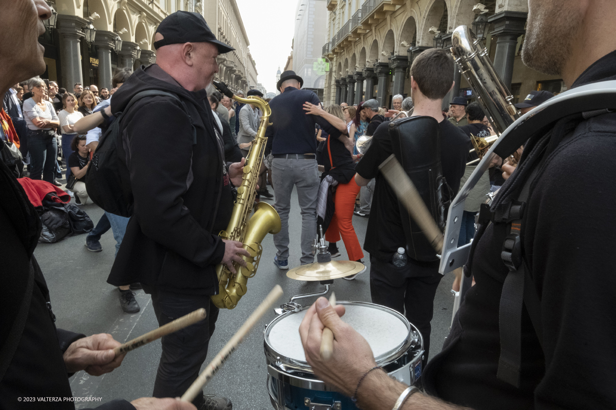 _DSF1738.jpg - 22/04/2023. Torino. La JST Jazz Parade, accompagnata dallâ€™animazione Lindy Hop a cura de â€˜La Bicicletaâ€™ ASD si Ã¨ esibita in apertura del festival nei quartieri e nel centro cittadino ed ha fatto rivivere la tradizione delle band itineranti che ha nella marching band di New Orleans le proprie origini.