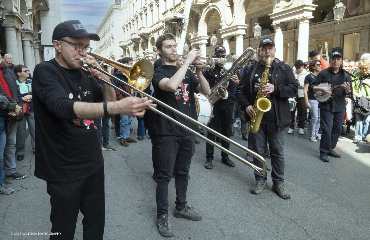 _DSF1821.jpg - 22/04/2023. Torino. La JST Jazz Parade, accompagnata dallâ€™animazione Lindy Hop a cura de â€˜La Bicicletaâ€™ ASD si Ã¨ esibita in apertura del festival nei quartieri e nel centro cittadino ed ha fatto rivivere la tradizione delle band itineranti che ha nella marching band di New Orleans le proprie origini.