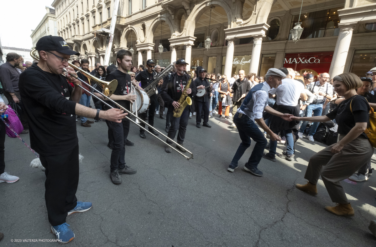 _DSF1839.jpg - 22/04/2023. Torino. La JST Jazz Parade, accompagnata dallâ€™animazione Lindy Hop a cura de â€˜La Bicicletaâ€™ ASD si Ã¨ esibita in apertura del festival nei quartieri e nel centro cittadino ed ha fatto rivivere la tradizione delle band itineranti che ha nella marching band di New Orleans le proprie origini.