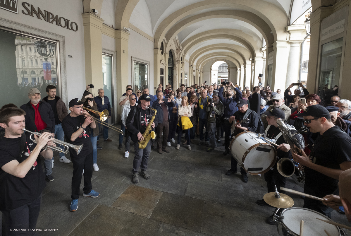 _DSF1892.jpg - 22/04/2023. Torino. La JST Jazz Parade, accompagnata dallâ€™animazione Lindy Hop a cura de â€˜La Bicicletaâ€™ ASD si Ã¨ esibita in apertura del festival nei quartieri e nel centro cittadino ed ha fatto rivivere la tradizione delle band itineranti che ha nella marching band di New Orleans le proprie origini.