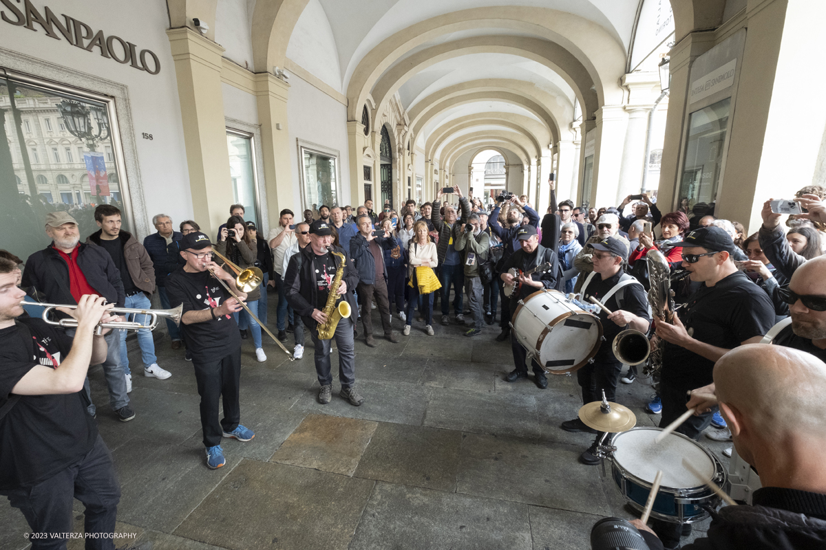 _DSF1904.jpg - 22/04/2023. Torino. La JST Jazz Parade, accompagnata dallâ€™animazione Lindy Hop a cura de â€˜La Bicicletaâ€™ ASD si Ã¨ esibita in apertura del festival nei quartieri e nel centro cittadino ed ha fatto rivivere la tradizione delle band itineranti che ha nella marching band di New Orleans le proprie origini.