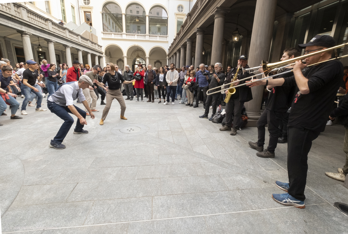 _DSF2029.jpg - 22/04/2023. Torino. La JST Jazz Parade, accompagnata dallâ€™animazione Lindy Hop a cura de â€˜La Bicicletaâ€™ ASD si Ã¨ esibita in apertura del festival nei quartieri e nel centro cittadino ed ha fatto rivivere la tradizione delle band itineranti che ha nella marching band di New Orleans le proprie origini.