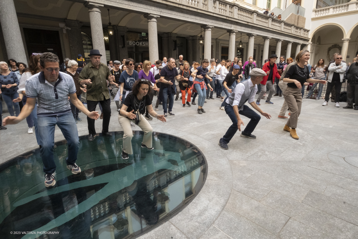 _DSF2053.jpg - 22/04/2023. Torino. La JST Jazz Parade, accompagnata dallâ€™animazione Lindy Hop a cura de â€˜La Bicicletaâ€™ ASD si Ã¨ esibita in apertura del festival nei quartieri e nel centro cittadino ed ha fatto rivivere la tradizione delle band itineranti che ha nella marching band di New Orleans le proprie origini.