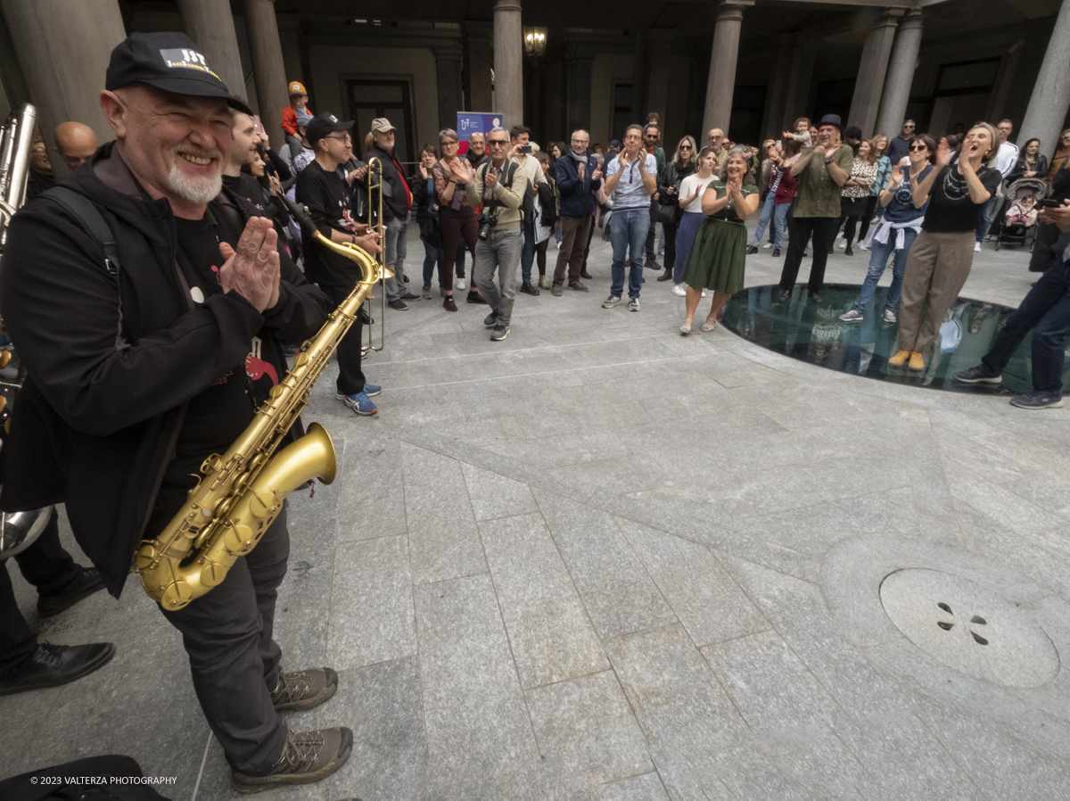 _DSF2069.jpg - 22/04/2023. Torino. La JST Jazz Parade, accompagnata dallâ€™animazione Lindy Hop a cura de â€˜La Bicicletaâ€™ ASD si Ã¨ esibita in apertura del festival nei quartieri e nel centro cittadino ed ha fatto rivivere la tradizione delle band itineranti che ha nella marching band di New Orleans le proprie origini.