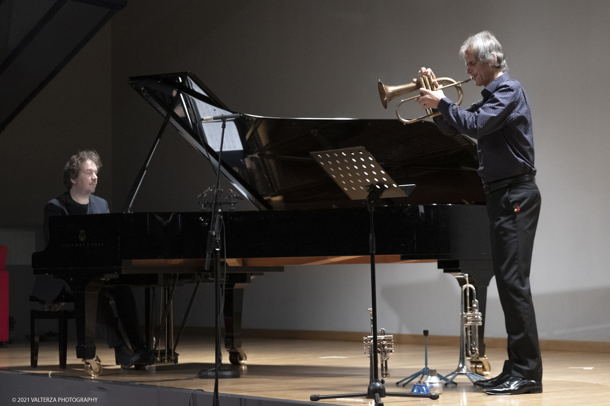 _DSF9075.jpg - 29/09/2021. TORINO. Il Torino Jazz Festival Cl(H)Ub 2021 coinvolge, fino al 3 Ottobre, 12 Jazz Club cittadini e l'Aula Magna del Politecnico, in cui si terranno 46 eventi/spettacoli con la partecipazione di oltre 220 artisti tra cui musicisti, attori, danzatori e dj. Nella foto il concerto"Inside out" con Markus Stockhausen alla tromba/flicorno e  Florian Weber al pianoforte