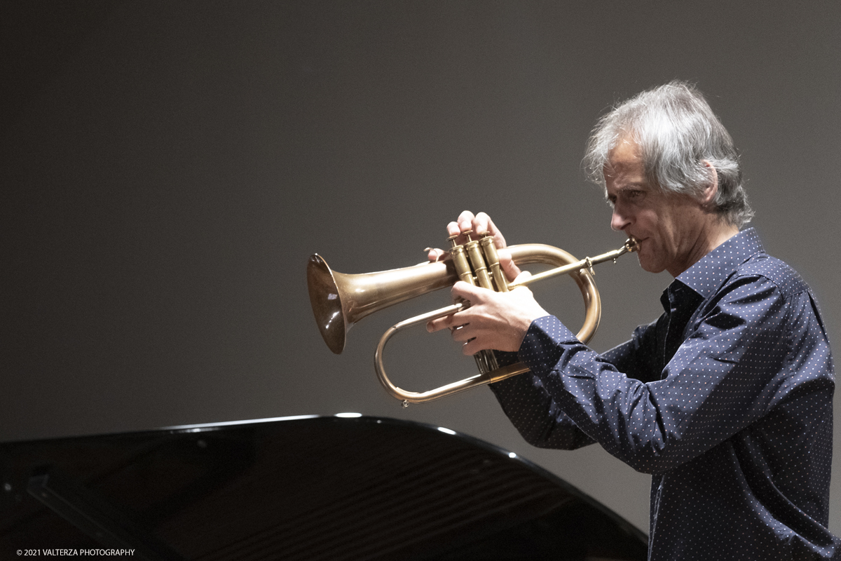 _DSF9191.jpg - 29/09/2021. TORINO. Il Torino Jazz Festival Cl(H)Ub 2021 coinvolge, fino al 3 Ottobre, 12 Jazz Club cittadini e l'Aula Magna del Politecnico, in cui si terranno 46 eventi/spettacoli con la partecipazione di oltre 220 artisti tra cui musicisti, attori, danzatori e dj. Nella foto il concerto"Inside out" con Markus Stockhausen alla tromba/flicorno e  Florian Weber al pianoforte