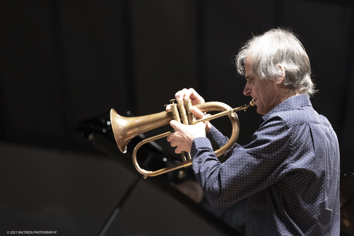 _DSF9305.jpg - 29/09/2021. TORINO. Il Torino Jazz Festival Cl(H)Ub 2021 coinvolge, fino al 3 Ottobre, 12 Jazz Club cittadini e l'Aula Magna del Politecnico, in cui si terranno 46 eventi/spettacoli con la partecipazione di oltre 220 artisti tra cui musicisti, attori, danzatori e dj. Nella foto il concerto"Inside out" con Markus Stockhausen alla tromba/flicorno e  Florian Weber al pianoforte