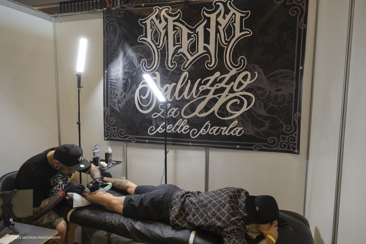 _DSF6247.jpg - 23/09/2023. Torino. Torino Tattoo Convention torna in grande stile in una prestigiosa location e un selezionato parterre di artisti tatuatori e spettacoli per intrattenere il pubblico. Nella foto tatuatori al lavoro nell'ambito della convention