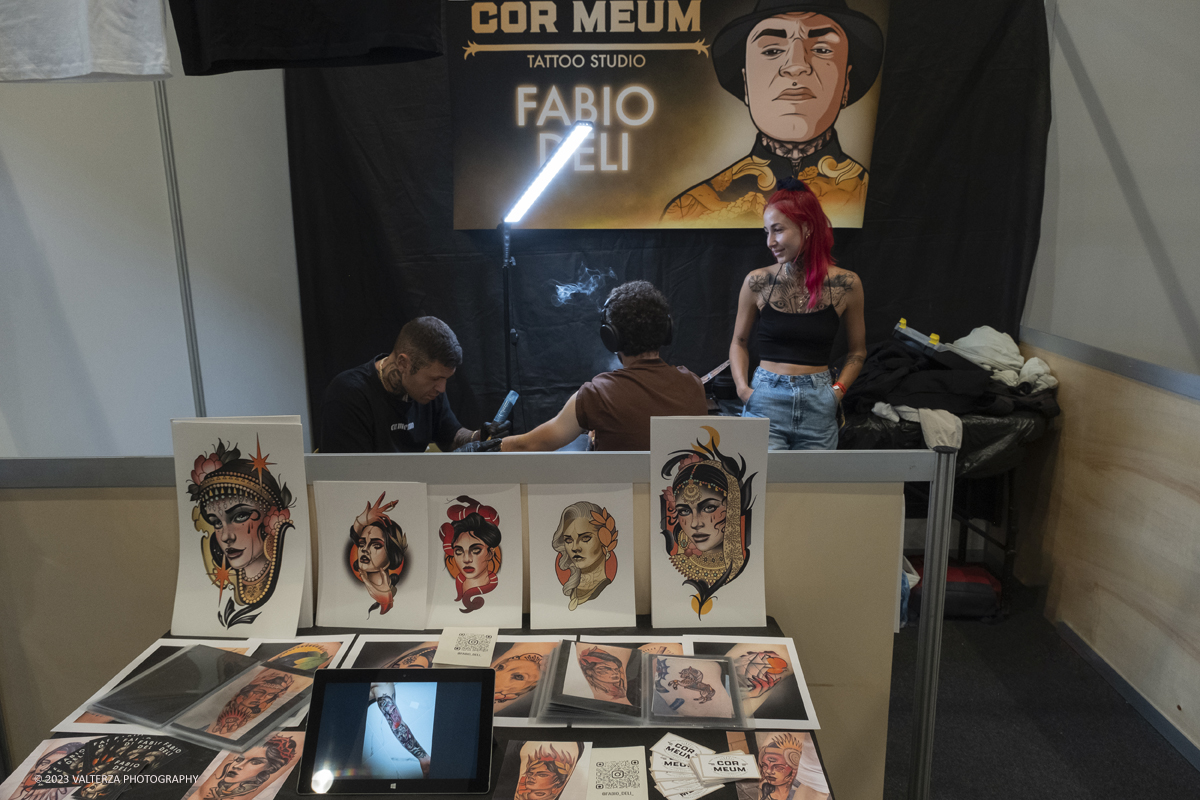 _DSF6911.jpg - 23/09/2023. Torino. Torino Tattoo Convention torna in grande stile in una prestigiosa location e un selezionato parterre di artisti tatuatori e spettacoli per intrattenere il pubblico. Nella foto tatuatori al lavoro nell'ambito della convention