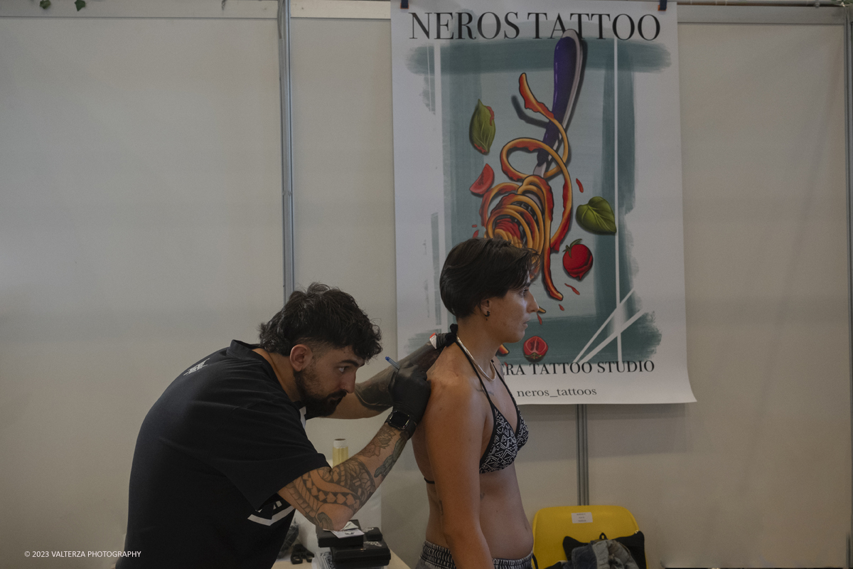 _DSF6917.jpg - 23/09/2023. Torino. Torino Tattoo Convention torna in grande stile in una prestigiosa location e un selezionato parterre di artisti tatuatori e spettacoli per intrattenere il pubblico. Nella foto tatuatori al lavoro nell'ambito della convention