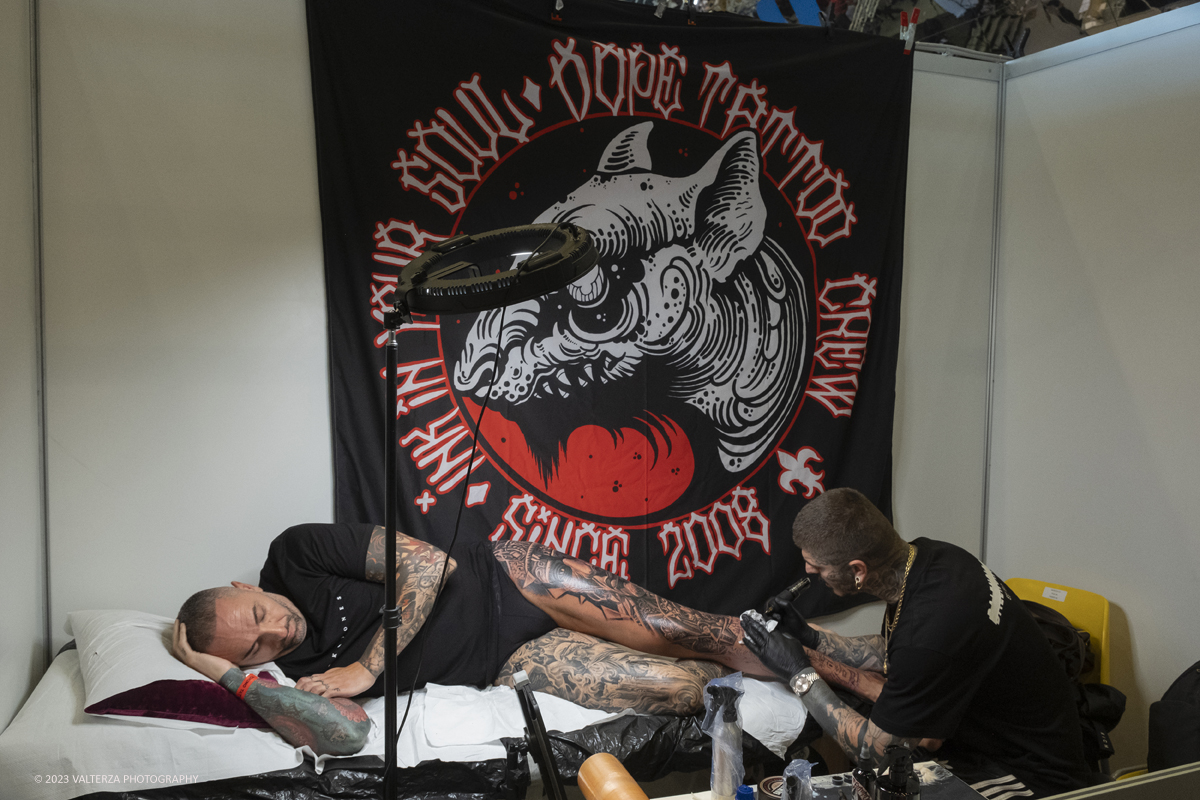 _DSF6972.jpg - 23/09/2023. Torino. Torino Tattoo Convention torna in grande stile in una prestigiosa location e un selezionato parterre di artisti tatuatori e spettacoli per intrattenere il pubblico. Nella foto tatuatori al lavoro nell'ambito della convention