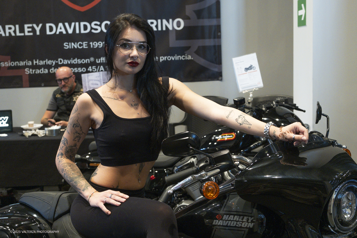 _DSF7810.jpg - 23/09/2023. Torino. Torino Tattoo Convention torna in grande stile in una prestigiosa location e un selezionato parterre di artisti tatuatori e spettacoli per intrattenere il pubblico. Nella foto visitatrice tatuata in posa per gli amici fotografi