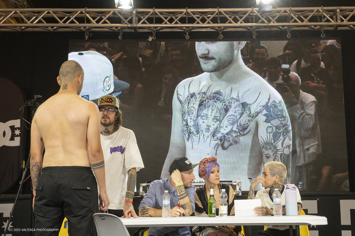 _DSF7900.jpg - 23/09/2023. Torino. Torino Tattoo Convention torna in grande stile in una prestigiosa location e un selezionato parterre di artisti tatuatori e spettacoli per intrattenere il pubblico. Nella foto la giuria della categoria Others Styles al lavoro per selezionare i tre vincitori