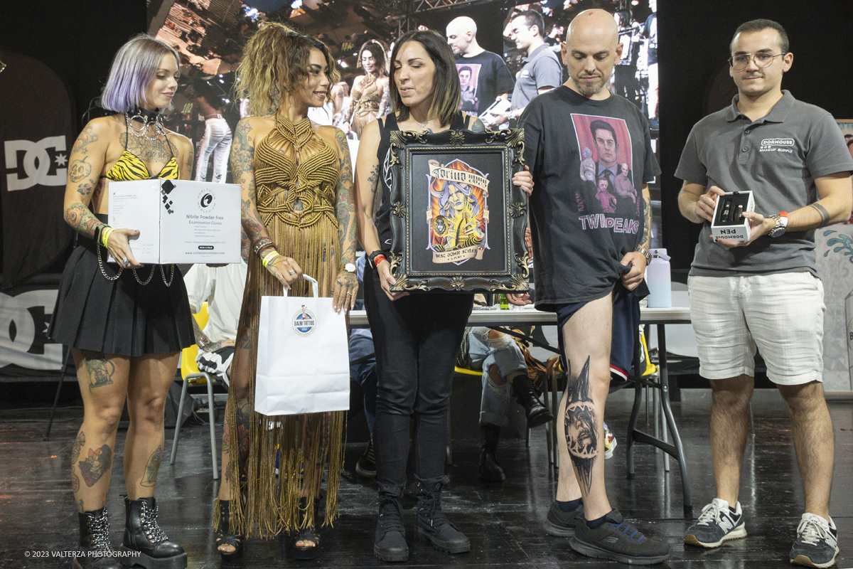 _DSF7936.jpg - 23/09/2023. Torino. Torino Tattoo Convention torna in grande stile in una prestigiosa location e un selezionato parterre di artisti tatuatori e spettacoli per intrattenere il pubblico. Nella foto la premiazione della categoria Others Styles, i primi classificati, tatuatore  Samanta Leone dello studio Venerdi 17 ed il tatuato Massimiliano