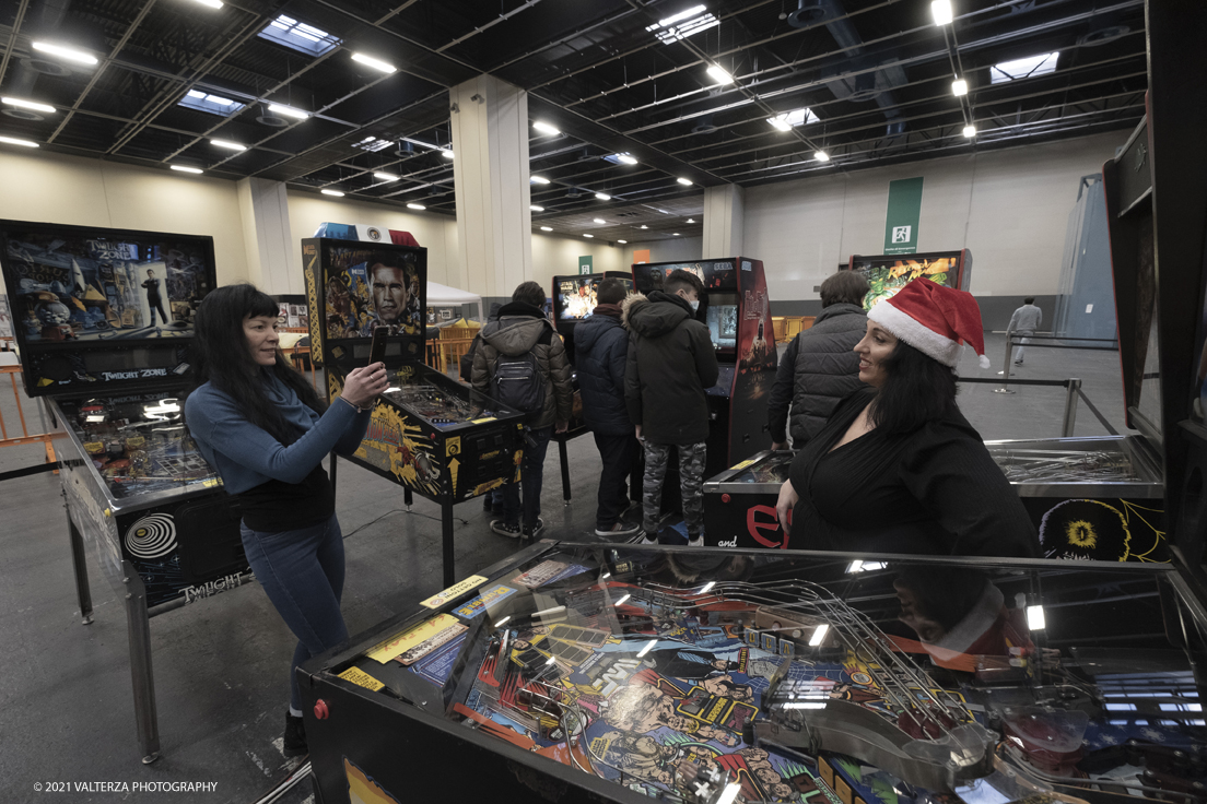 _DSF9776.jpg - 11/12/2021. Torino.  Fumetti, giochi, videogames e cosplay sono i protagonisti della settima edizione della kermesse irrinunciabile per tutti gli amanti di fumetti e tutto quello che ci gira intorno.. Nella foto flipper e videogame legati al genere a disposizione del pubblico