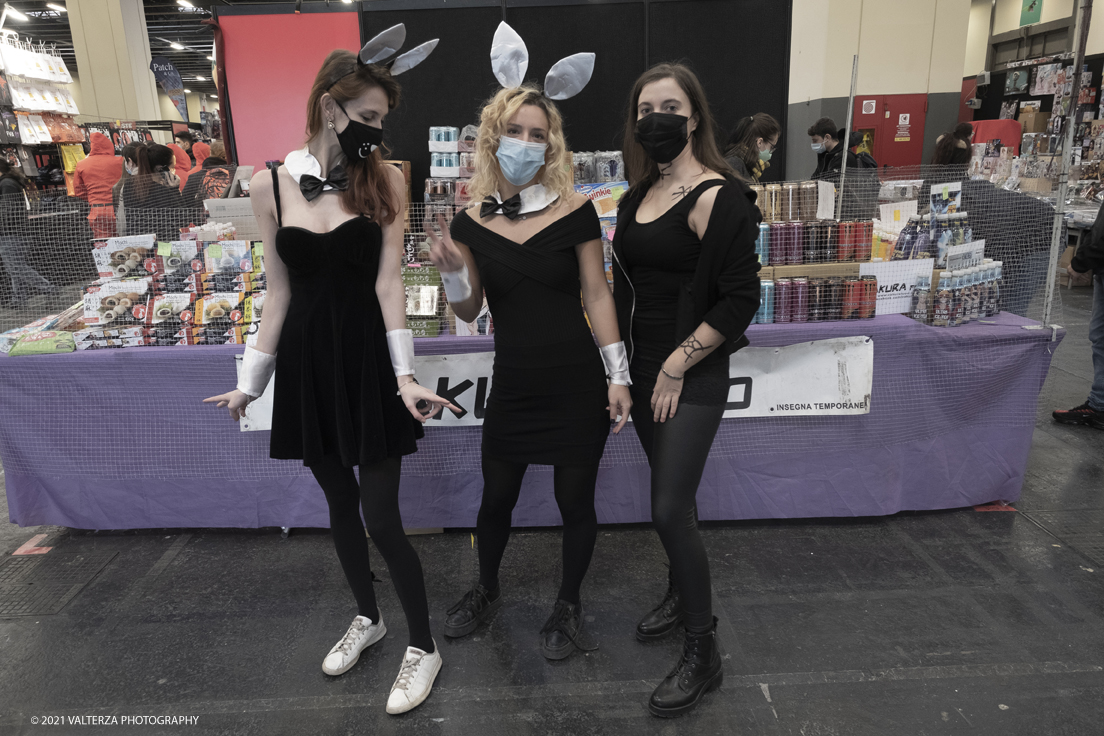 _DSF9887.jpg - 11/12/2021. Torino.  Fumetti, giochi, videogames e cosplay sono i protagonisti della settima edizione della kermesse irrinunciabile per tutti gli amanti di fumetti e tutto quello che ci gira intorno.. Nella foto cosplay in visita alla fiera si esibiscono nei corridoi