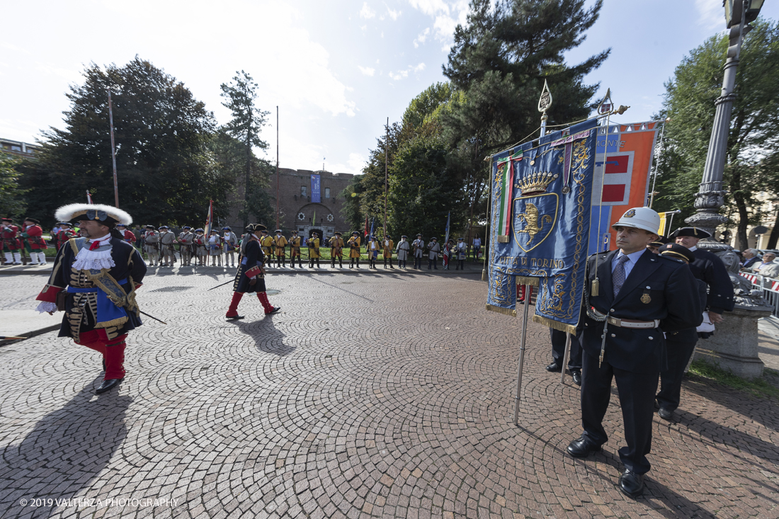 _G3I4044.jpg - 7/09/2019. Torino. Cerimonie di celebrazione dell'evento  con il gruppo storico Pietro Micca. Nella foto onori al monumento di Pietro Micca con deposizione di corona e salve di cannone e di fucileria al Maschio della cittadella.