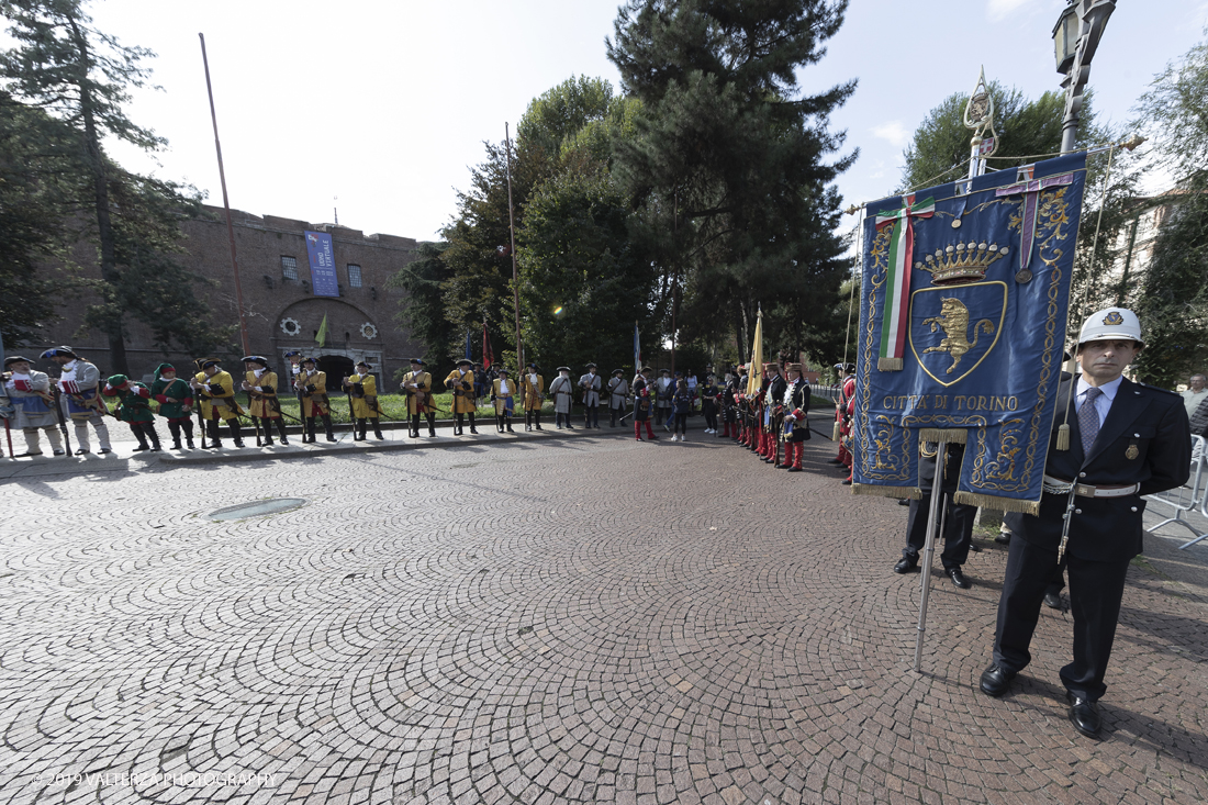 _G3I4057.jpg - 7/09/2019. Torino. Cerimonie di celebrazione dell'evento  con il gruppo storico Pietro Micca. Nella foto onori al monumento di Pietro Micca con deposizione di corona e salve di cannone e di fucileria al Maschio della cittadella.