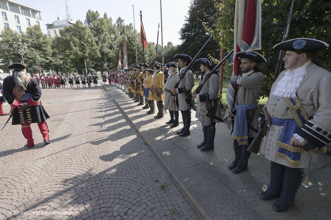 _G3I4071.jpg - 7/09/2019. Torino. Cerimonie di celebrazione dell'evento  con il gruppo storico Pietro Micca. Nella foto onori al monumento di Pietro Micca con deposizione di corona e salve di cannone e di fucileria al Maschio della cittadella.