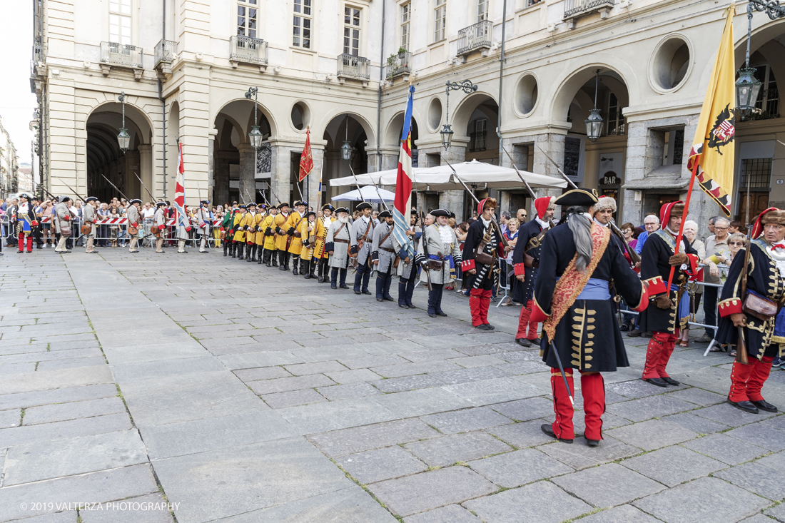 _G3I4346.jpg - 7/09/2019. Torino. Cerimonie di celebrazione dell'evento  con il gruppo storico Pietro Micca. Nella foto Onori al Gonfalone della cittÃ  ed alle autoritÃ , rassegna di reparti schierati da parte delle autoritÃ , commemorazione ed onori al monumento del principe Eugenio con salva di fucileria.