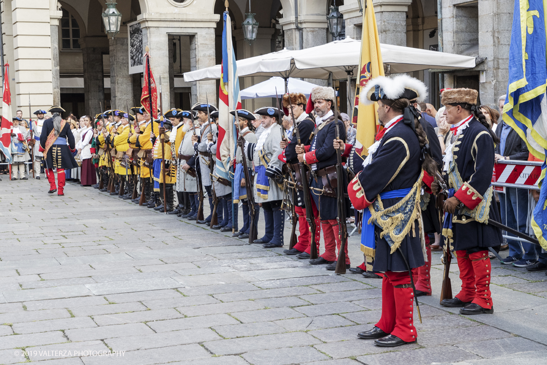 _G3I4376.jpg - 7/09/2019. Torino. Cerimonie di celebrazione dell'evento  con il gruppo storico Pietro Micca. Nella foto Onori al Gonfalone della cittÃ  ed alle autoritÃ , rassegna di reparti schierati da parte delle autoritÃ , commemorazione ed onori al monumento del principe Eugenio con salva di fucileria.