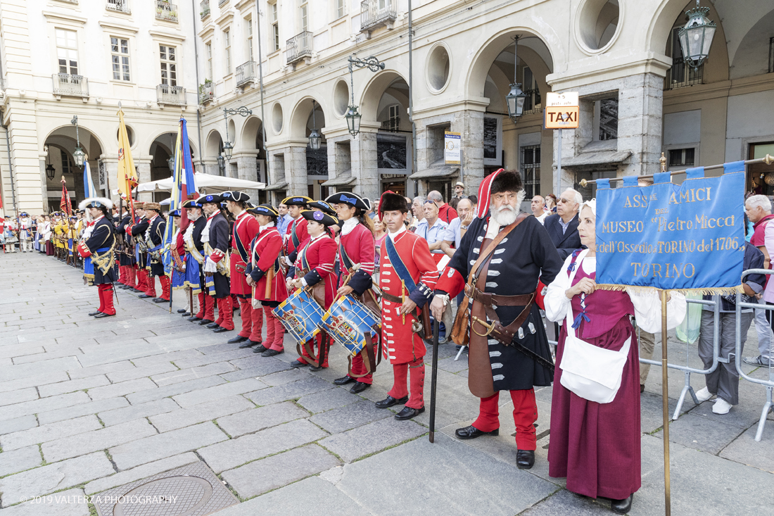 _G3I4381.jpg - 7/09/2019. Torino. Cerimonie di celebrazione dell'evento  con il gruppo storico Pietro Micca. Nella foto Onori al Gonfalone della cittÃ  ed alle autoritÃ , rassegna di reparti schierati da parte delle autoritÃ , commemorazione ed onori al monumento del principe Eugenio con salva di fucileria.