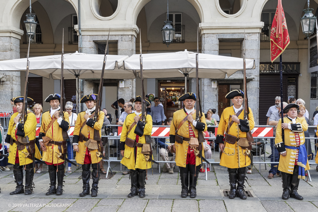 _G3I4391.jpg - 7/09/2019. Torino. Cerimonie di celebrazione dell'evento  con il gruppo storico Pietro Micca. Nella foto Onori al Gonfalone della cittÃ  ed alle autoritÃ , rassegna di reparti schierati da parte delle autoritÃ , commemorazione ed onori al monumento del principe Eugenio con salva di fucileria.