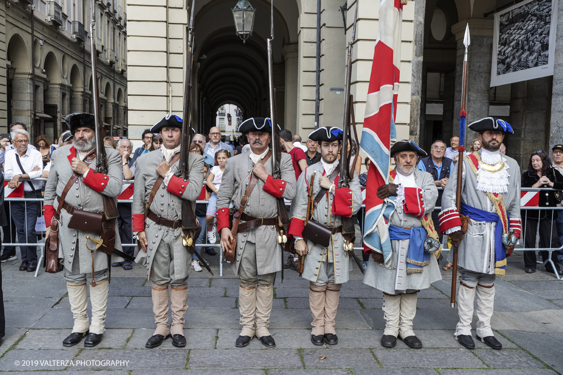 _G3I4395.jpg - 7/09/2019. Torino. Cerimonie di celebrazione dell'evento  con il gruppo storico Pietro Micca. Nella foto Onori al Gonfalone della cittÃ  ed alle autoritÃ , rassegna di reparti schierati da parte delle autoritÃ , commemorazione ed onori al monumento del principe Eugenio con salva di fucileria.