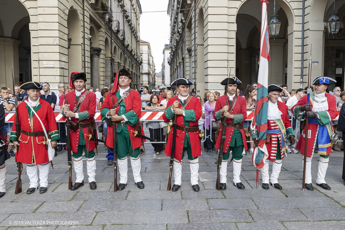 _G3I4397.jpg - 7/09/2019. Torino. Cerimonie di celebrazione dell'evento  con il gruppo storico Pietro Micca. Nella foto Onori al Gonfalone della cittÃ  ed alle autoritÃ , rassegna di reparti schierati da parte delle autoritÃ , commemorazione ed onori al monumento del principe Eugenio con salva di fucileria.