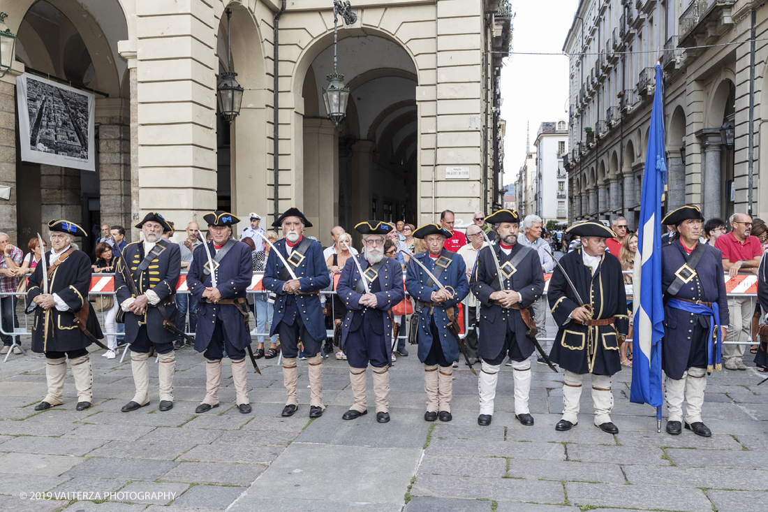 _G3I4398.jpg - 7/09/2019. Torino. Cerimonie di celebrazione dell'evento  con il gruppo storico Pietro Micca. Nella foto Onori al Gonfalone della cittÃ  ed alle autoritÃ , rassegna di reparti schierati da parte delle autoritÃ , commemorazione ed onori al monumento del principe Eugenio con salva di fucileria.